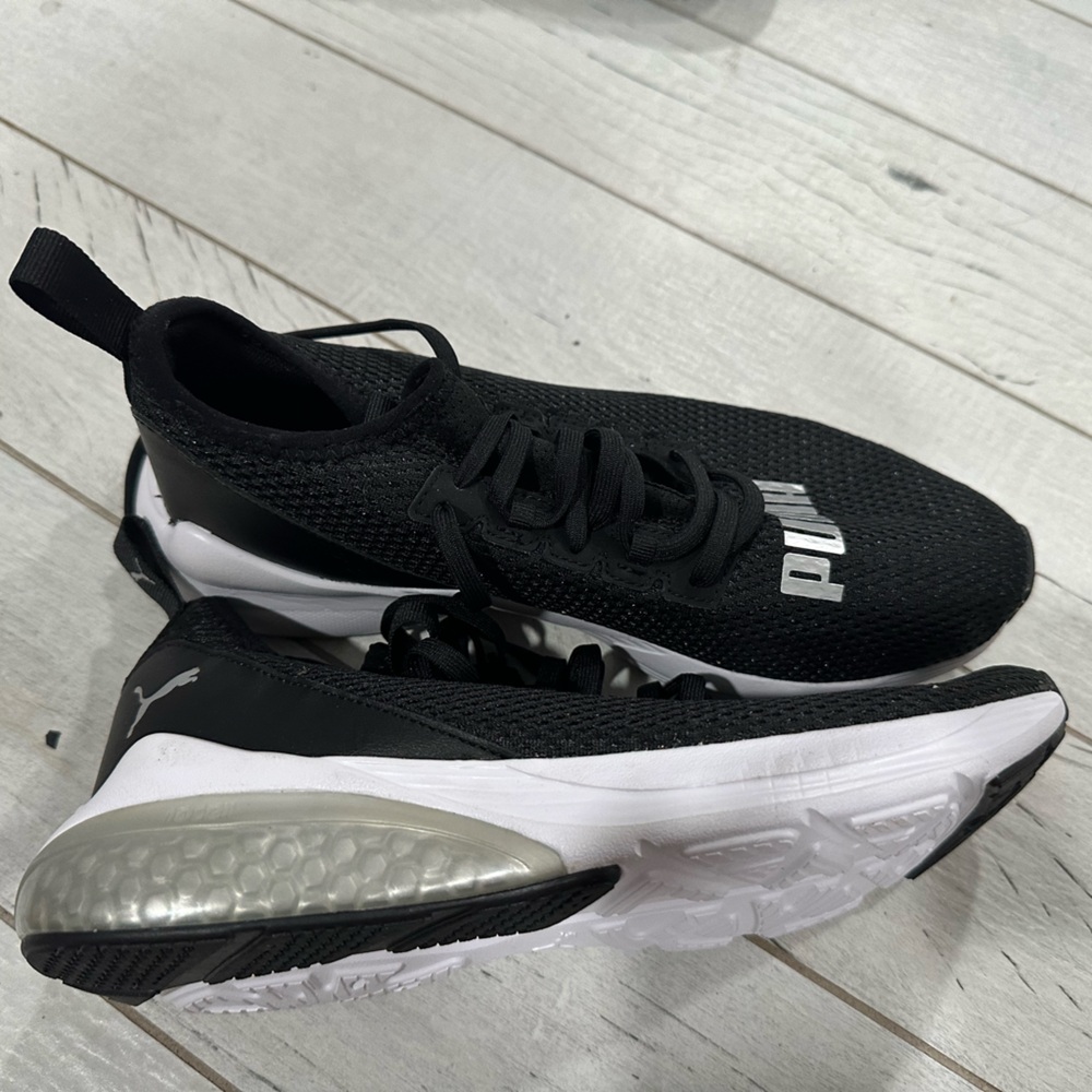 New PUMA athletic shoes size 8 color multi